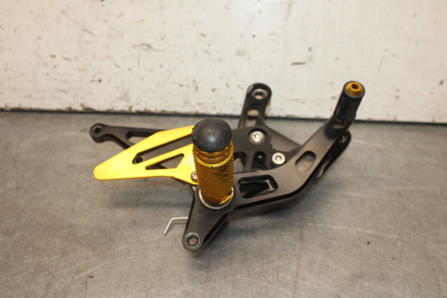 09-14 YAMAHA YZF R1 AFTERMARKET RIGHT REARSET REAR SET FOOT PEG REST STOP BB696