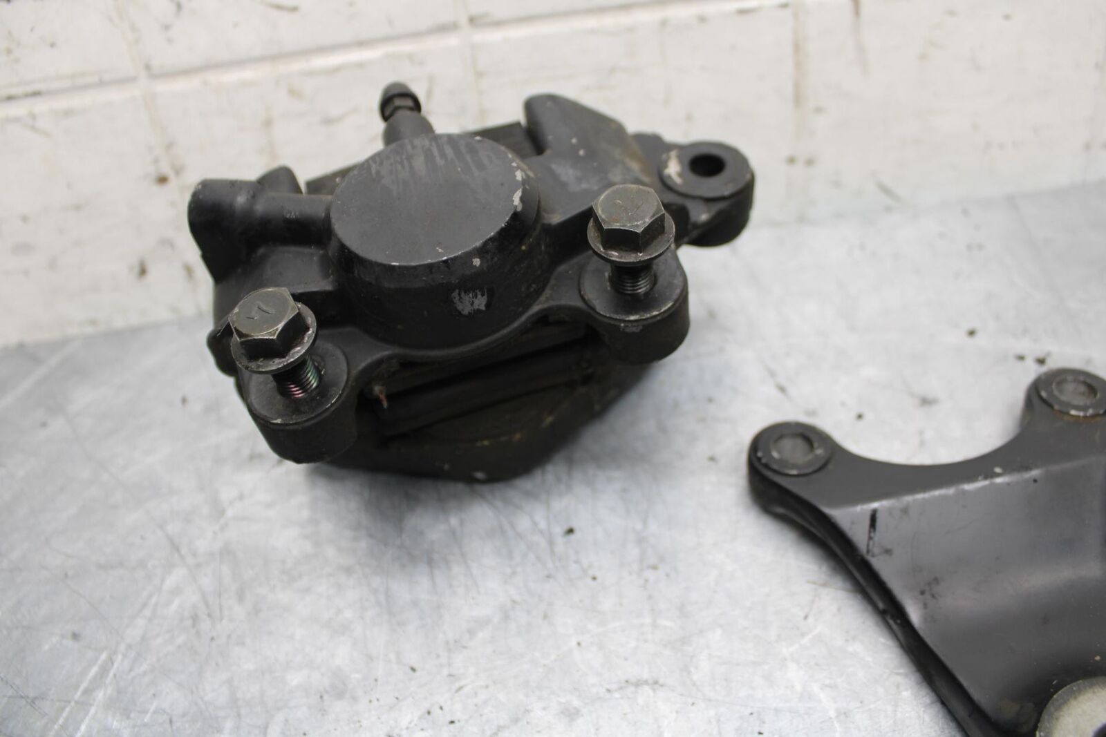 82-83 SUZUKI GS1100GL REAR BACK BRAKE CALIPER W MOUNT BRACKET BB30