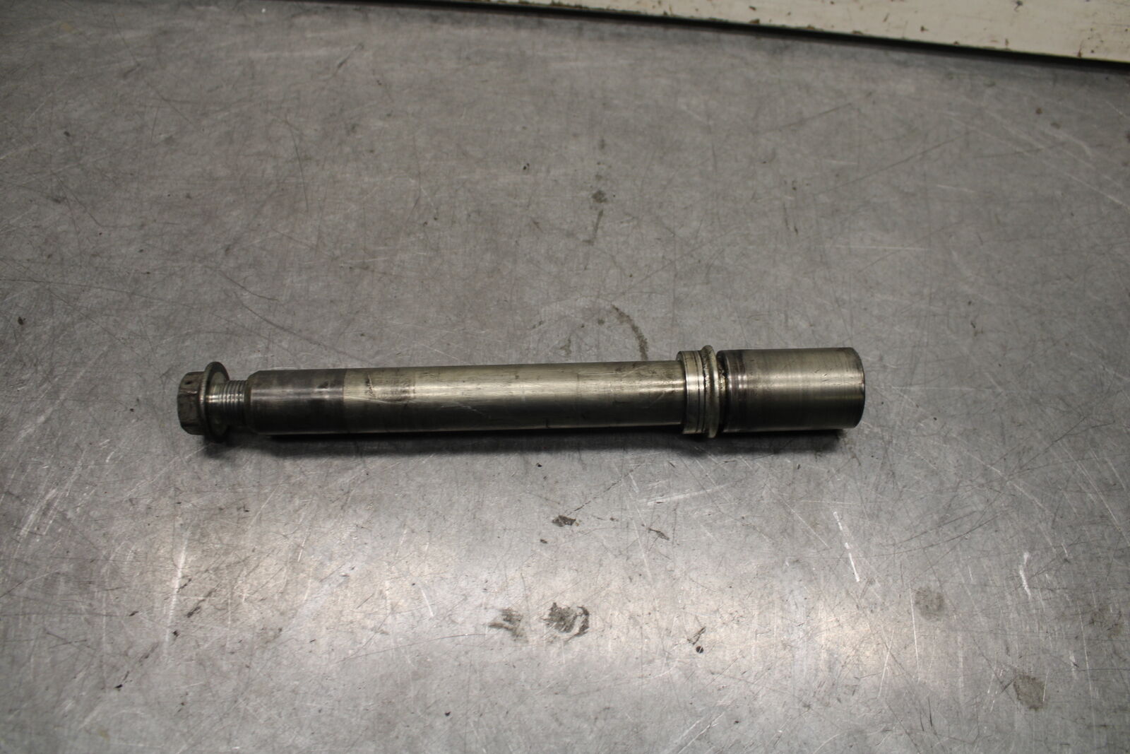 05-06 SUZUKI GSXR1000 FRONT WHEEL RIM AXLE PIVOT BOLT 54711-41G00 BB677