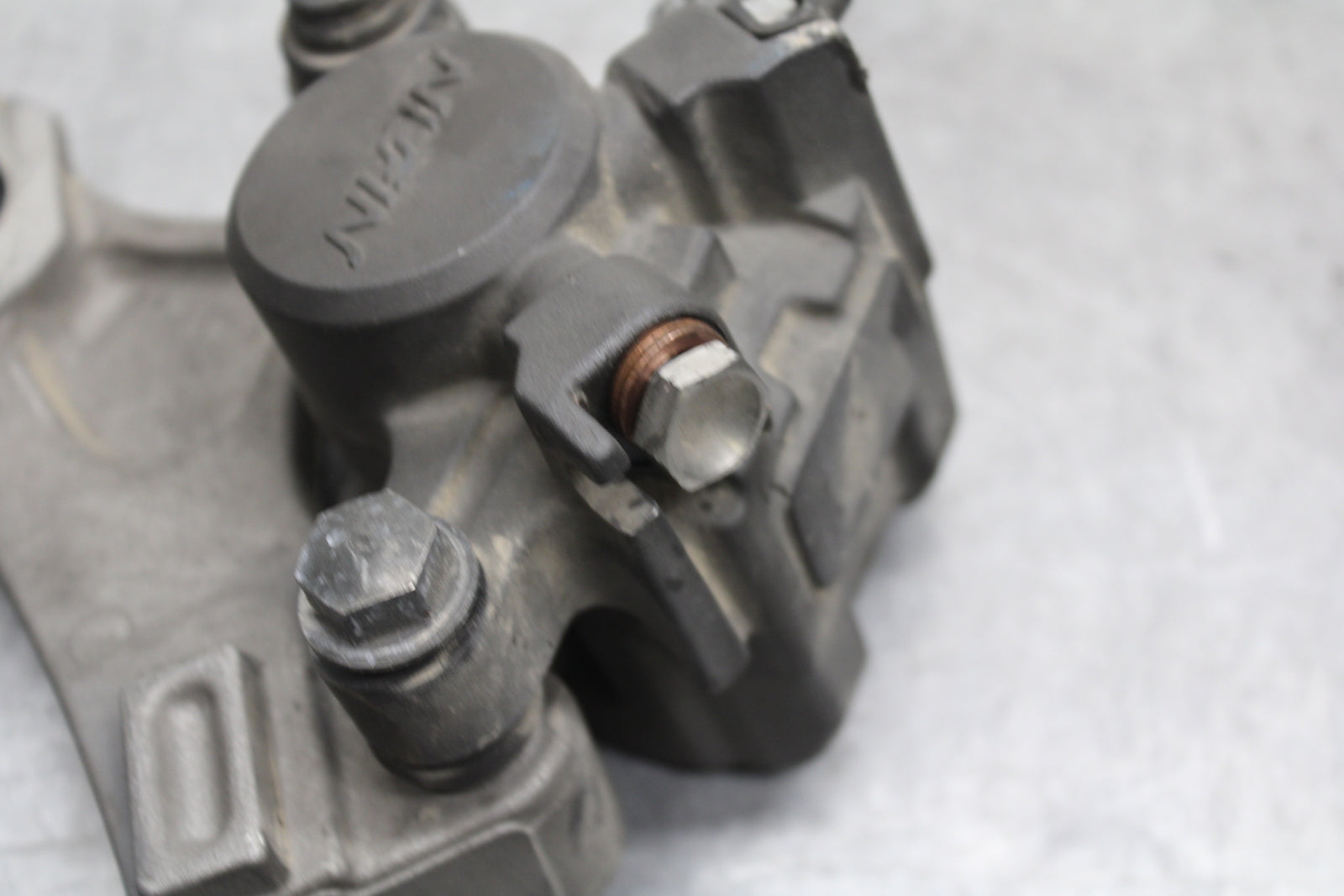 07-08 YAMAHA YZF R1 REAR BACK BRAKE CALIPER W MOUNT BRACKET BB724