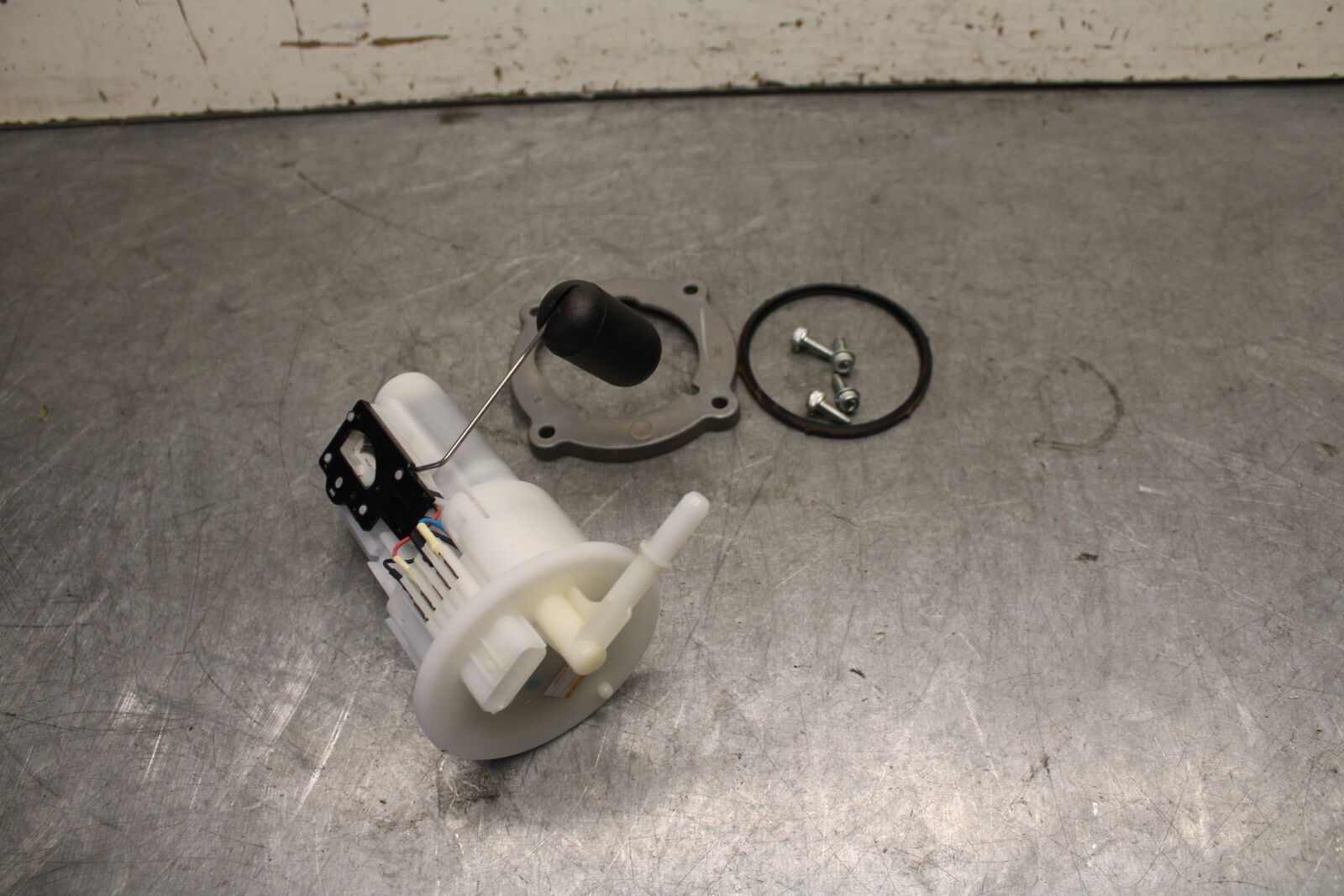22-24 YAMAHA XSR900 FUEL PUMP GAS PETROL SENDER UNIT  BB683