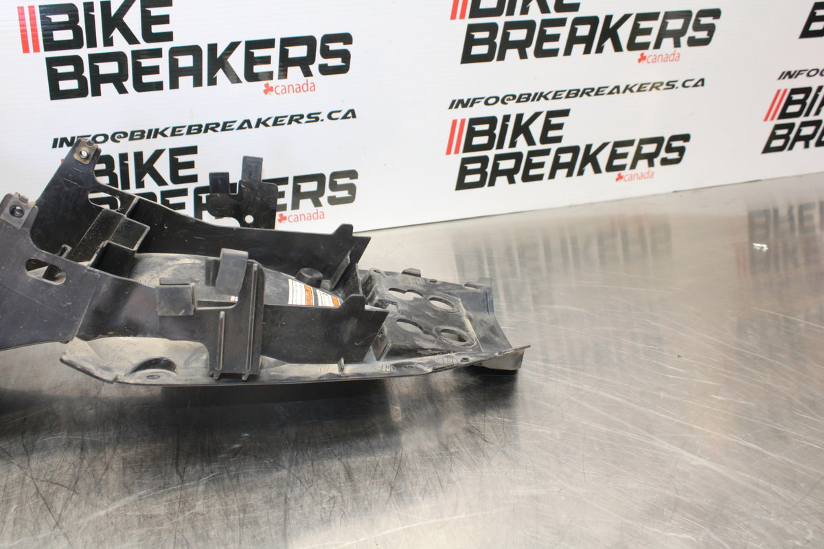 09-15 YAMAHA FZ6R REAR BACK TAIL UNDERTAIL BATTERY TRAY PLASTIC BB161