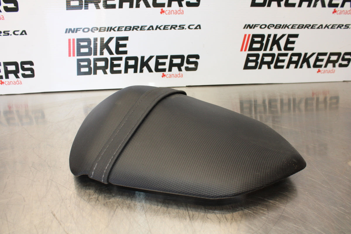 07 KAWASAKI Z1000 REAR BACK PASSENGER TANDEM SEAT PAD SADDLE PILLION BB148