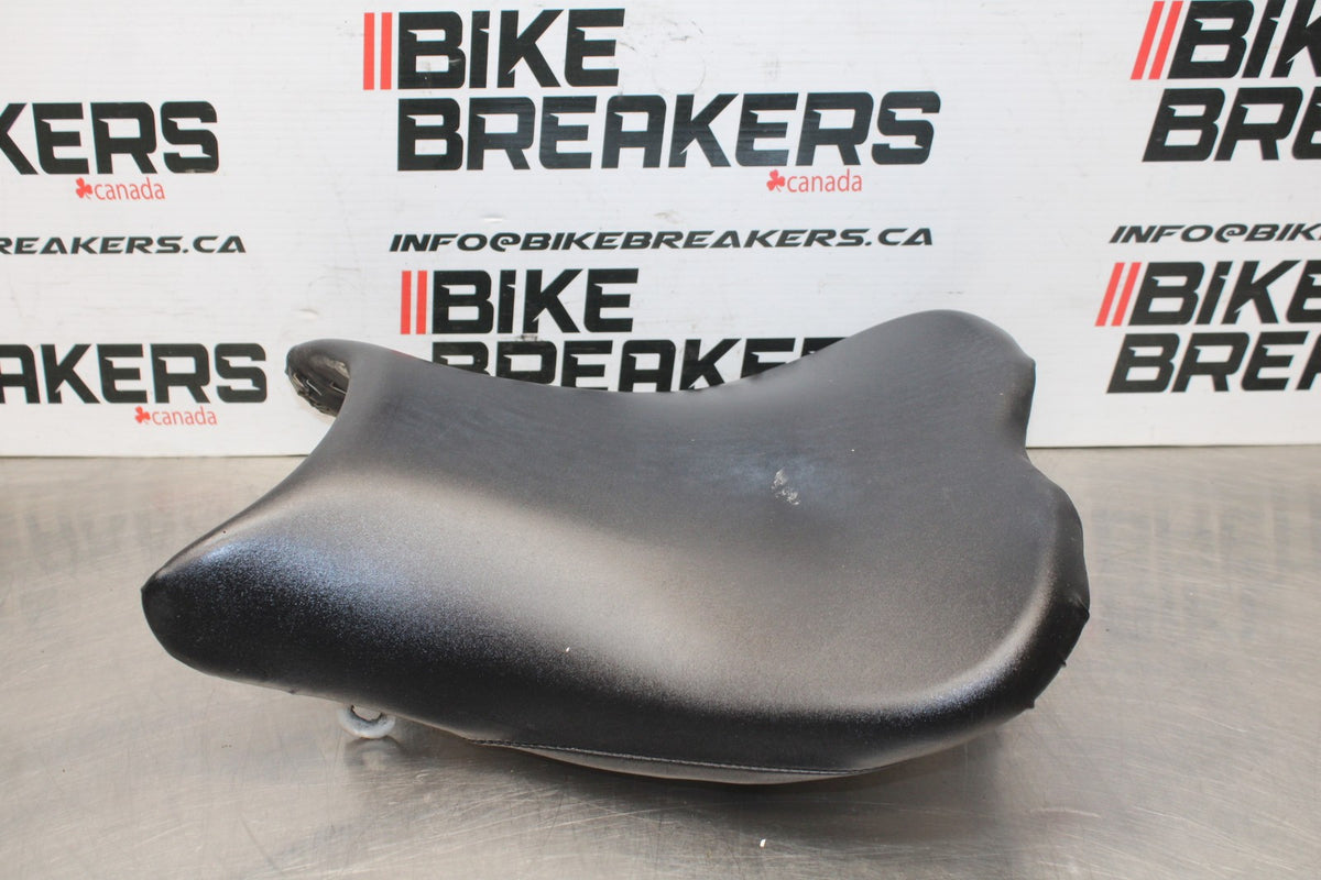06-07 SUZUKI GSXR750 FRONT DRIVERS SEAT PAD SADDLE PILLION BB811