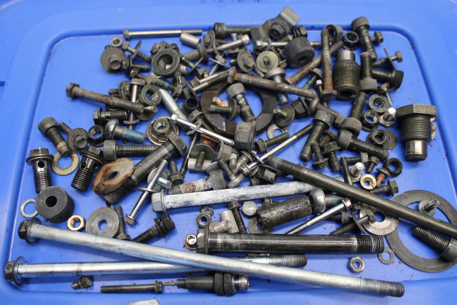 05-09 SUZUKI BOULEVARD C90 MOUNTING BOLTS HARDWARE MOTOR SCREWS BB692