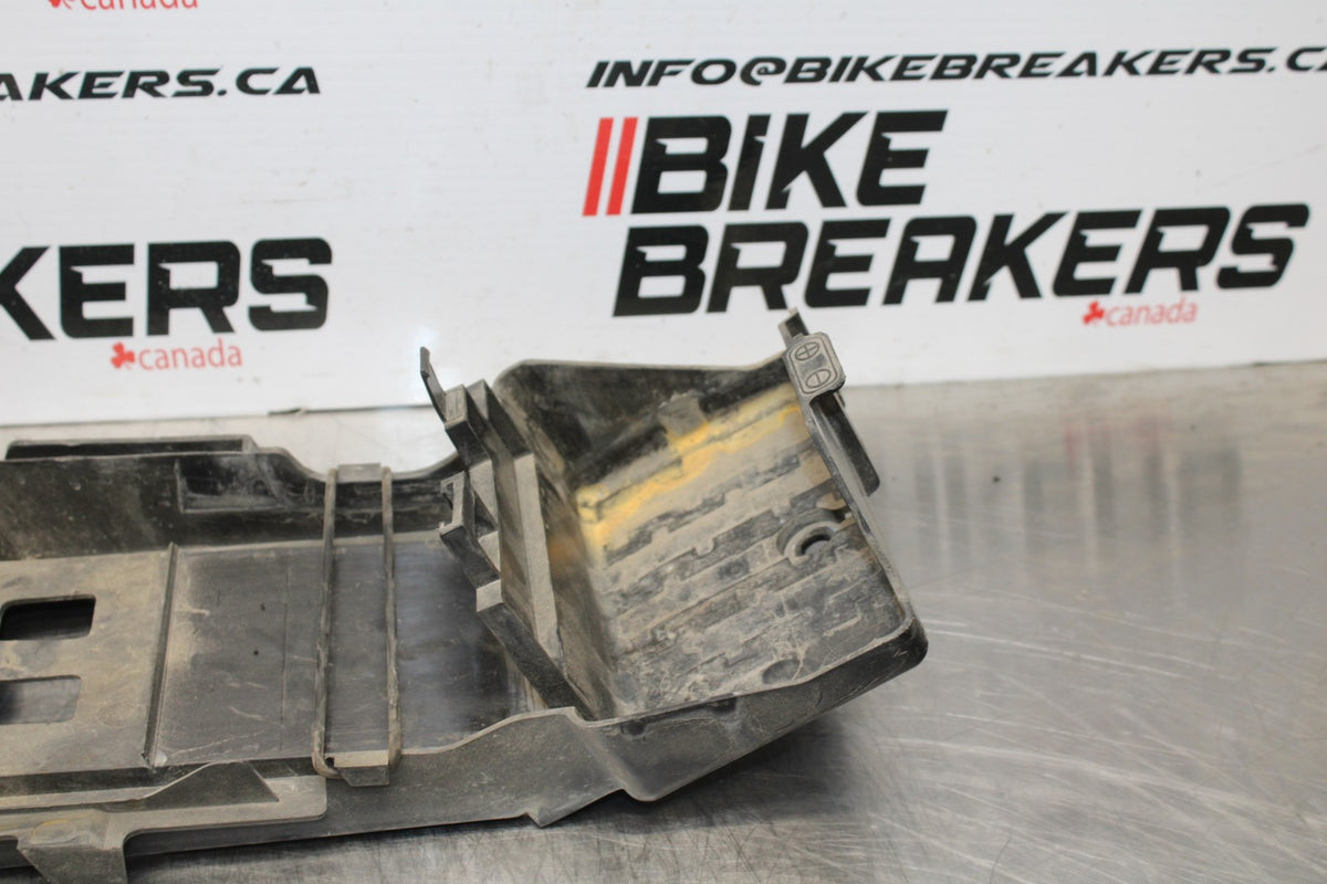06-07 SUZUKI GSXR 600 REAR BACK TAIL UNDERTAIL BATTERY TRAY PLASTIC BB178