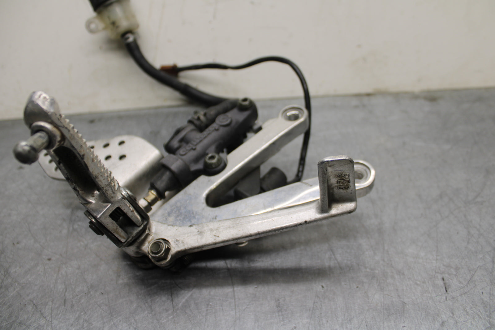 00-01 YAMAHA YZF R1 RIGHT REARSET REAR SET DRIVER FOOT PEG REST STOP BB755