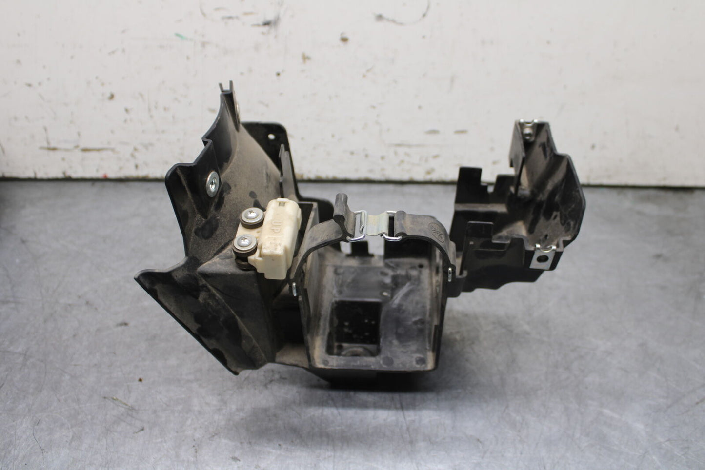 17-24 YAMAHA BOLT XVS950 BATTERY TRAY BOX HOLDER BB729