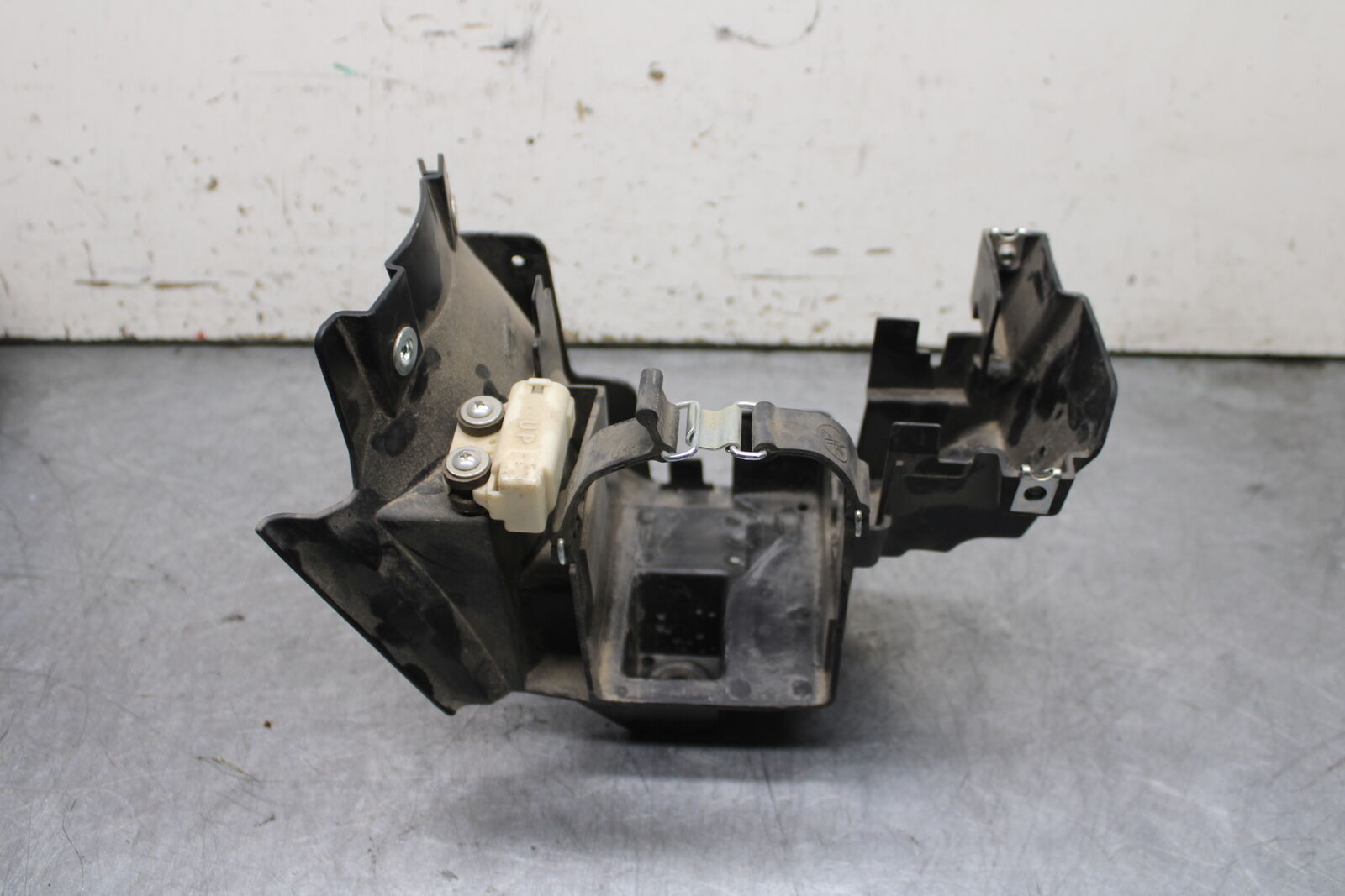 17-24 YAMAHA BOLT XVS950 BATTERY TRAY BOX HOLDER BB729