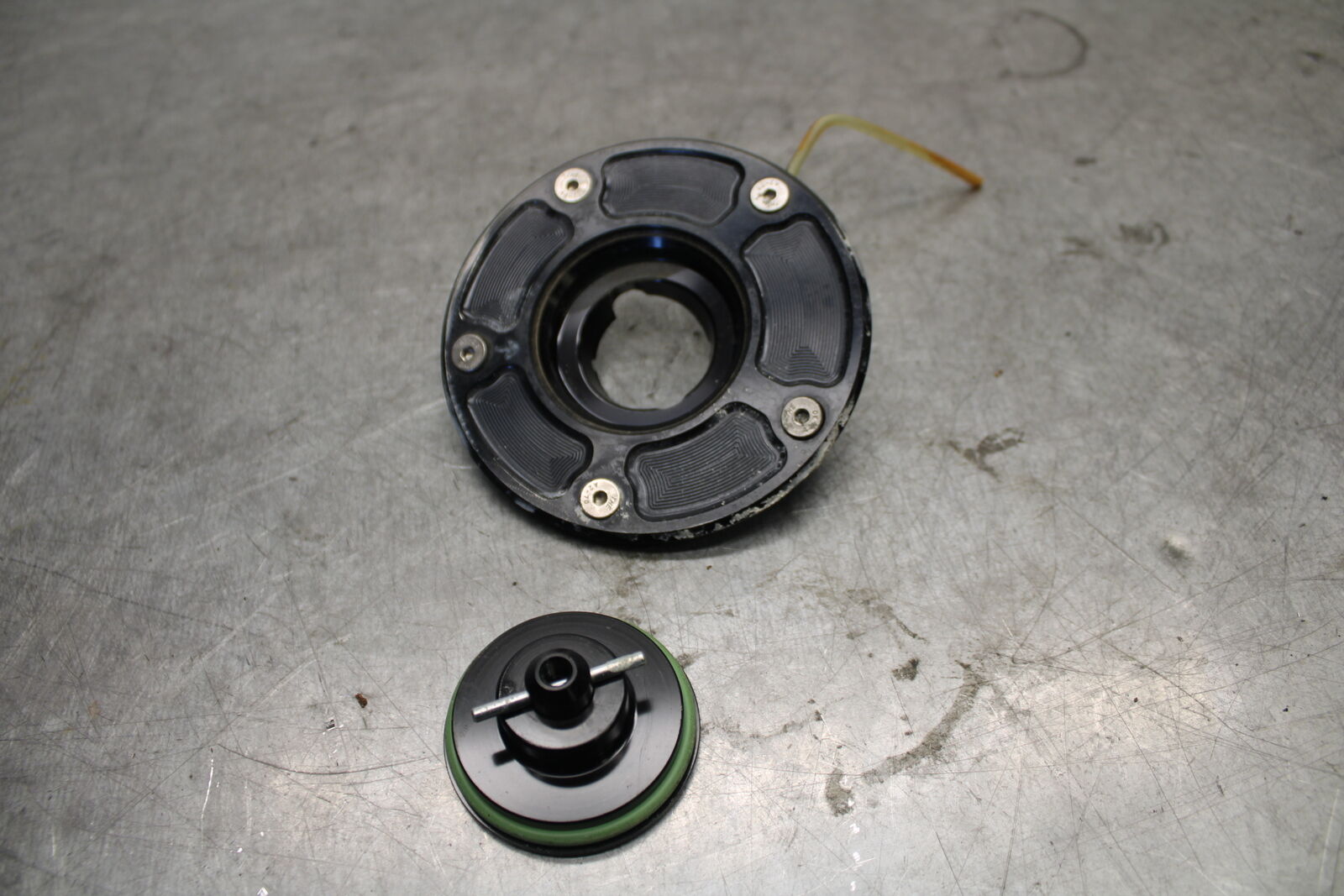 05-06 SUZUKI GSXR1000 FUEL TANK GAS CAP BB677