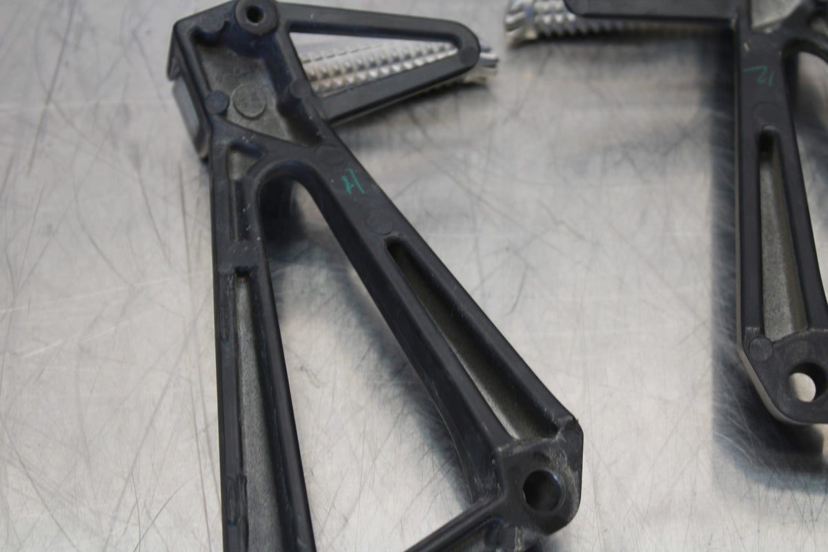 23 YAMAHA YZF R3 REAR BACK PASSENGER PEG SET PAIR BB147