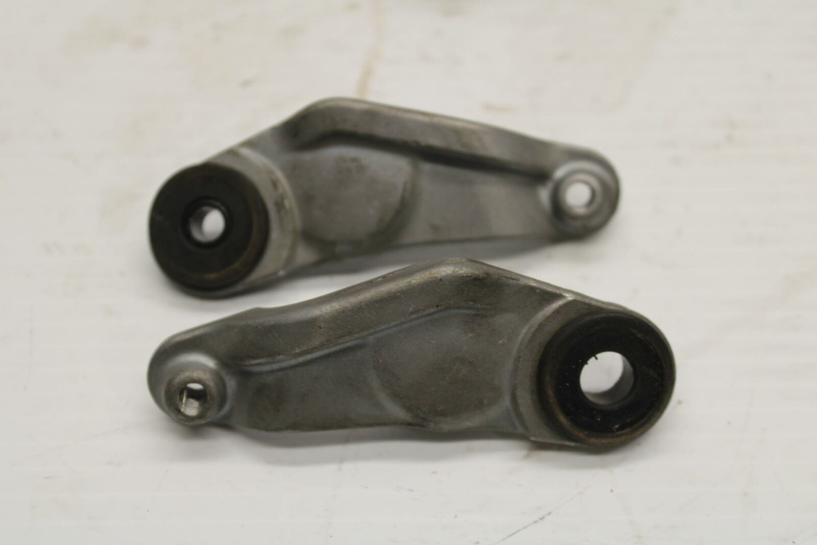 08-16 YAMAHA YZF R6 FRONT GAS TANK BRACKET MOUNT BB247