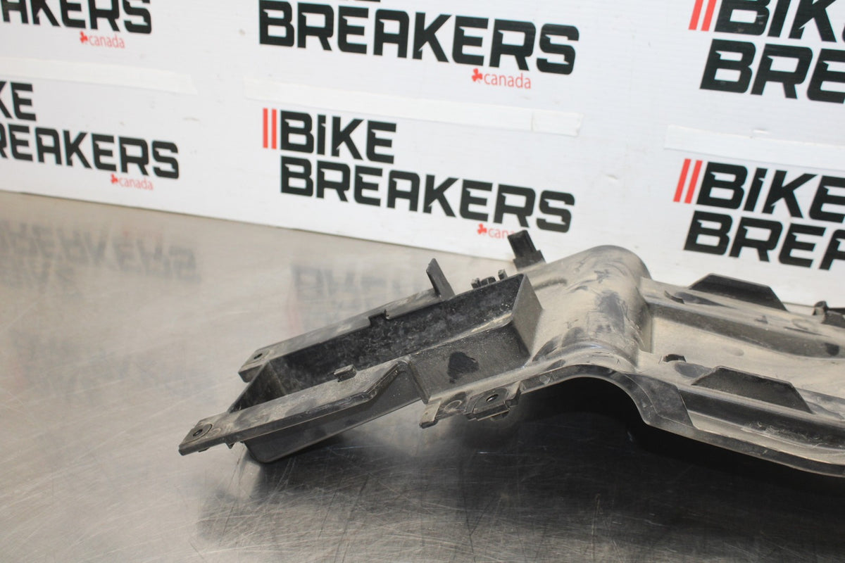 05-06 KAWASAKI NINJA ZX6R REAR BACK TAIL UNDERTAIL BATTERY TRAY PLASTIC BB877