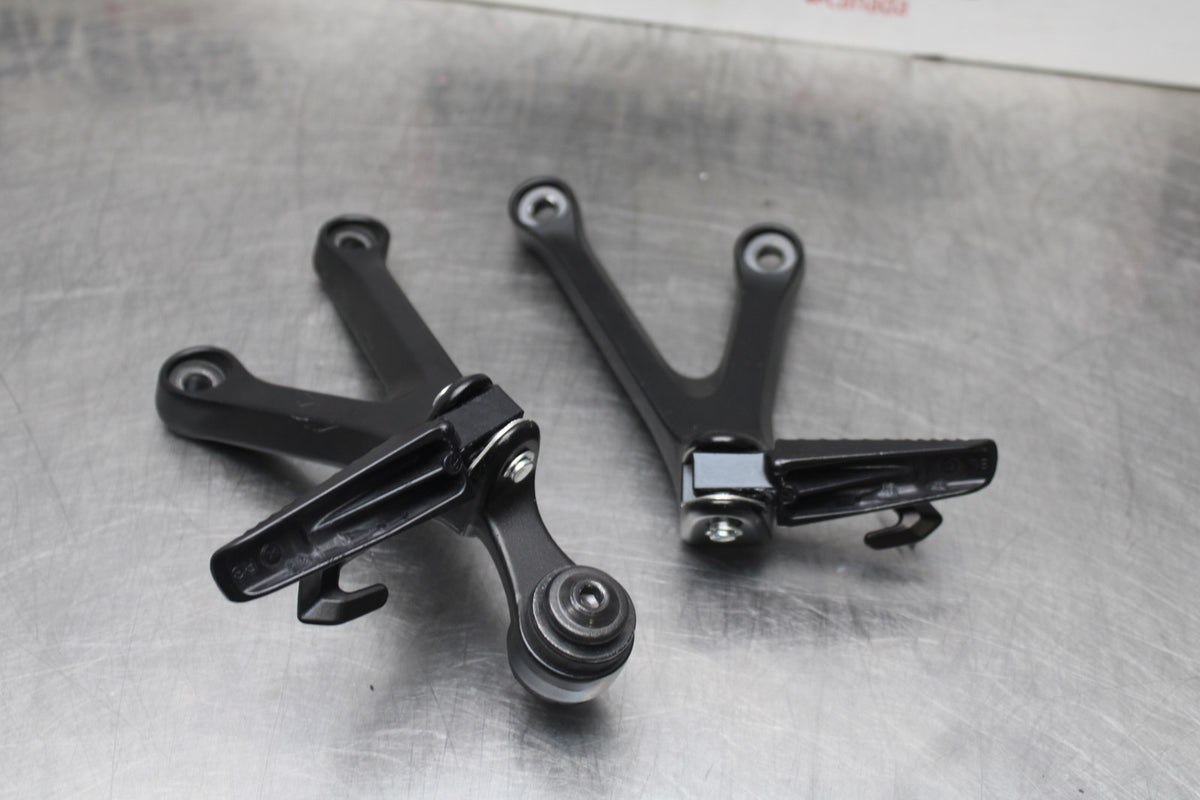 18 SUZUKI GSXR1000 REAR BACK PASSENGER PEG SET PAIR BB642