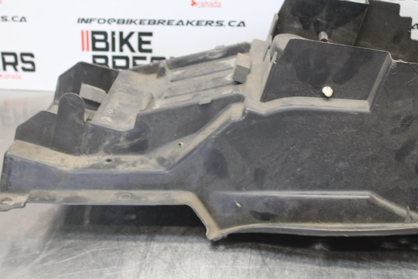 99-07 SUZUKI HAYABUSA GSX1300R REAR TAIL UNDERTAIL BATTERY TRAY PLASTIC BB281