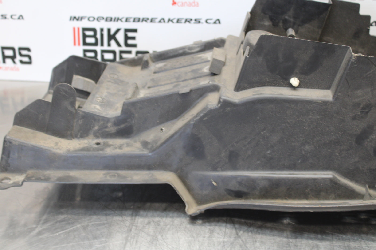 99-07 SUZUKI HAYABUSA GSX1300R REAR TAIL UNDERTAIL BATTERY TRAY PLASTIC BB281