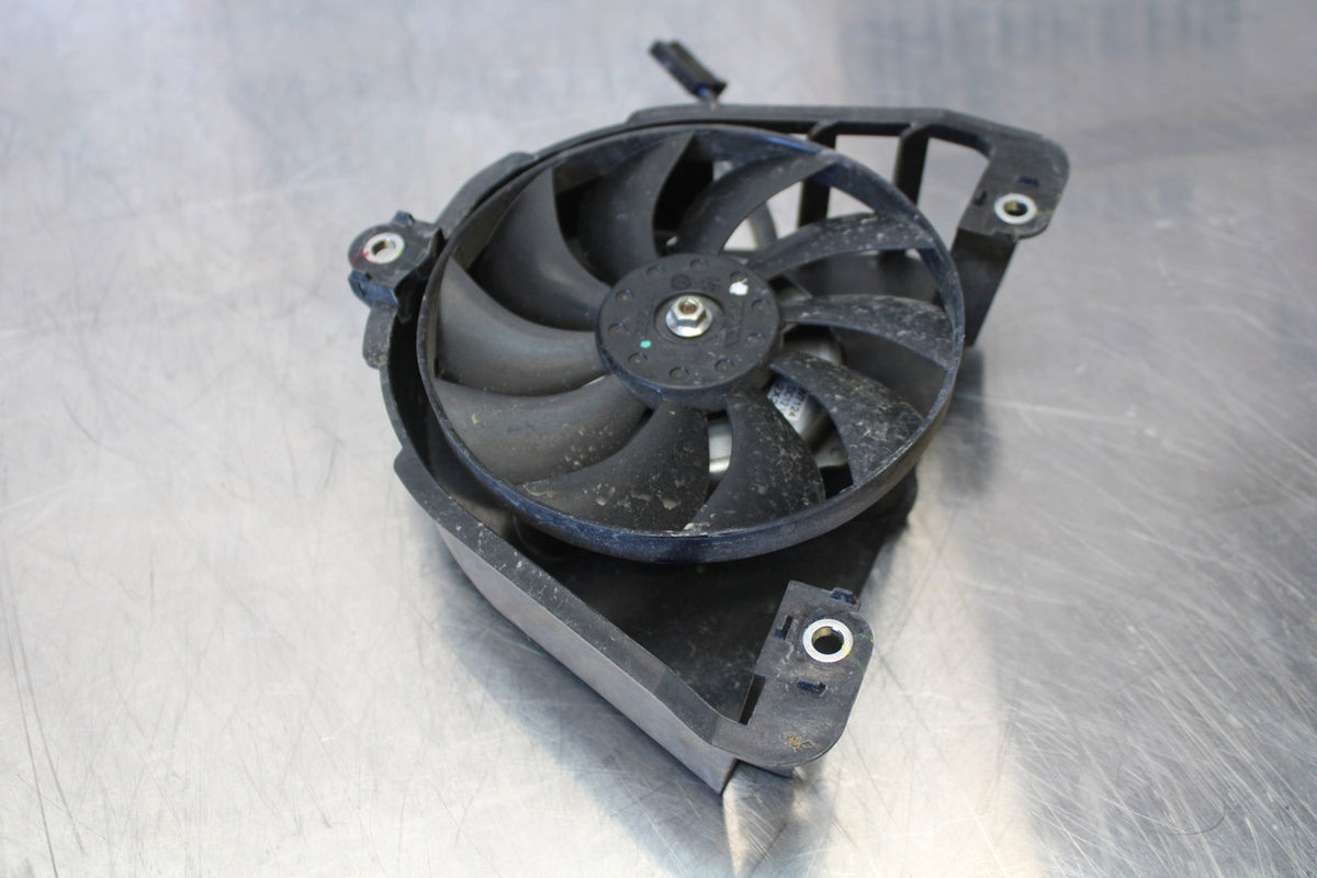 23 YAMAHA YZF R3 ENGINE RADIATOR COOLING FAN BB147