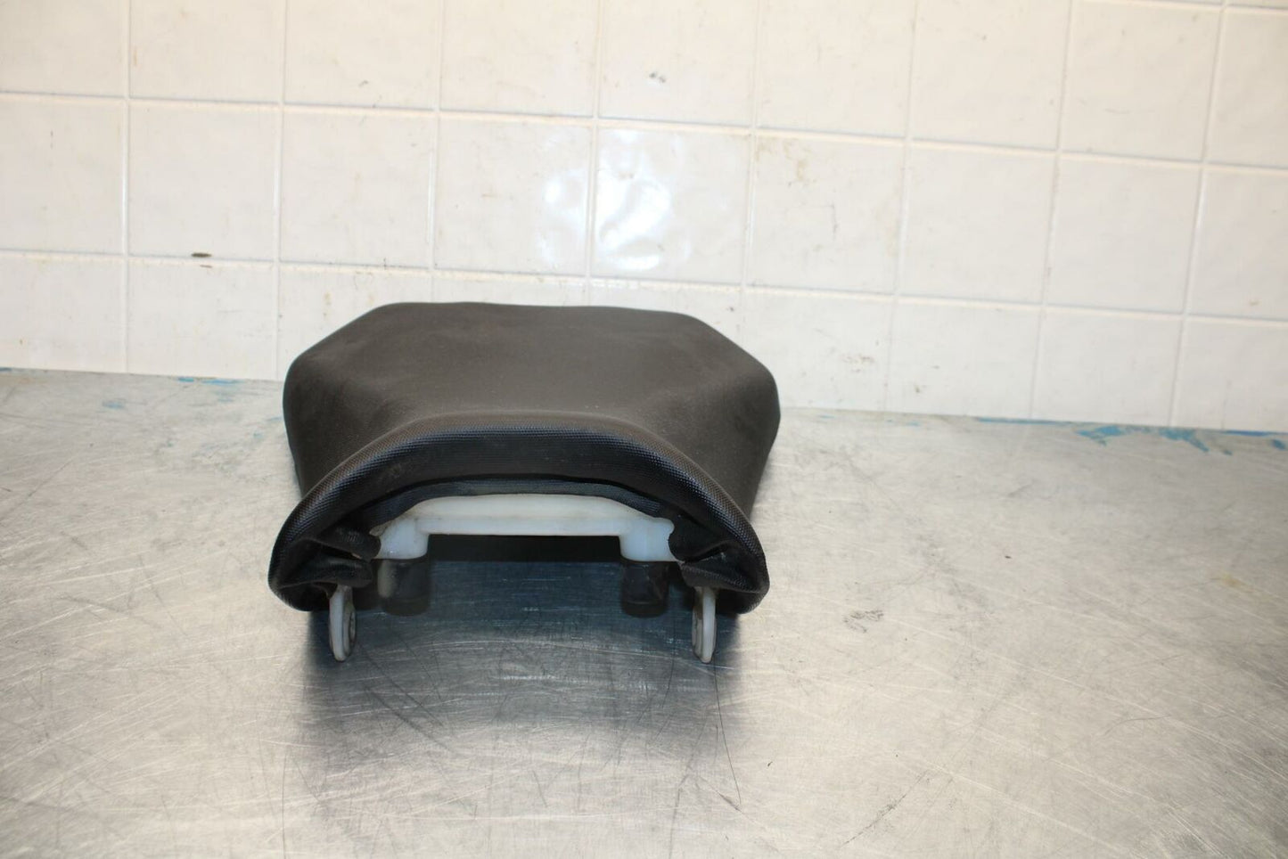 11-22 SUZUKI GSXR600 FRONT DRIVERS SEAT PAD SADDLE PILLION BB422