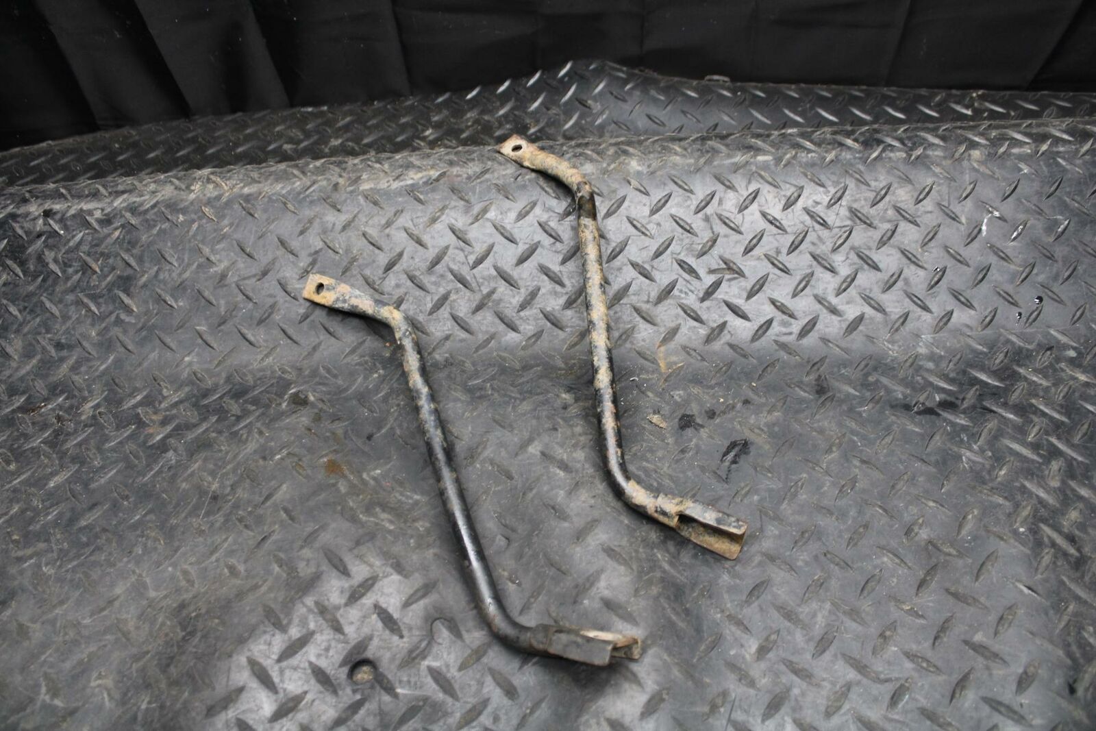 2004 Yamaha Banshee 350 YFZ350 FRONT FENDER MUD GUARD STAY BB232