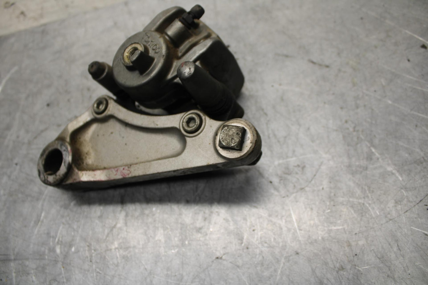 00-01 KAWASAKI ZZR600 REAR BACK BRAKE CALIPER W MOUNT BRACKET BB31