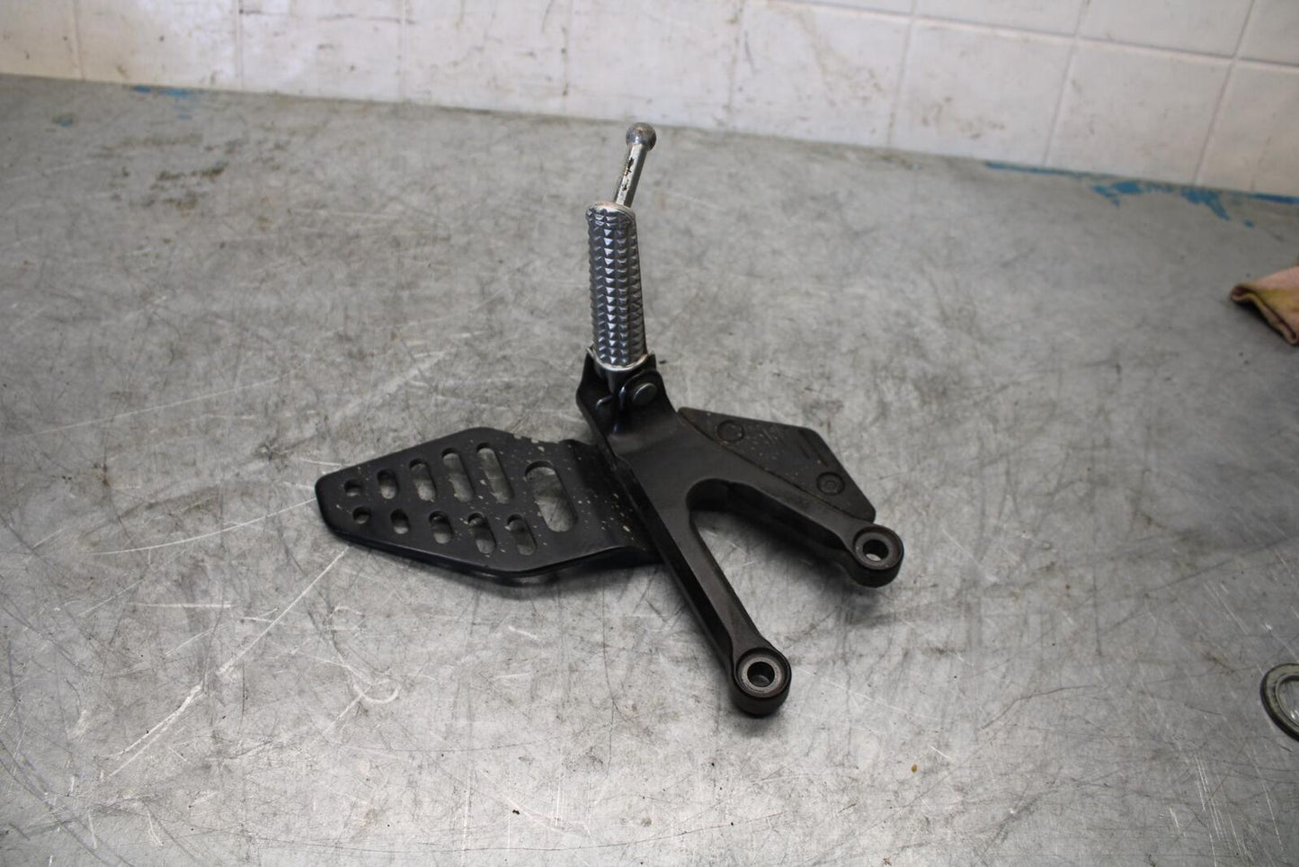 08-16 YAMAHA YZF R6 LEFT REARSET REAR SET DRIVER FOOT PEG REST STOP BB431