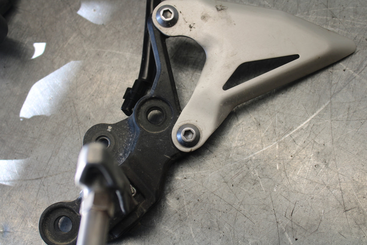 19-22 KAWASAKI Z400 RIGHT LEFT REARSETS REAR SET DRIVER FOOT PEGS  BB708