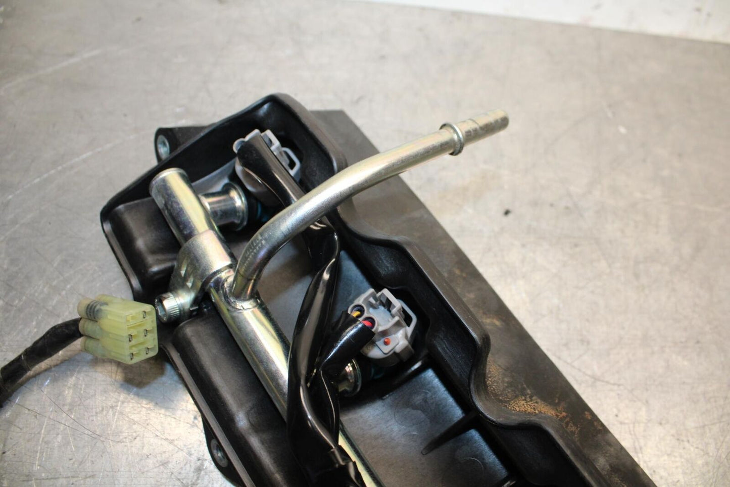 07 YAMAHA YZF R6 2c0 SECONDARY FUEL INJECTORS TOP AIRBOX GAS RAIL BB75