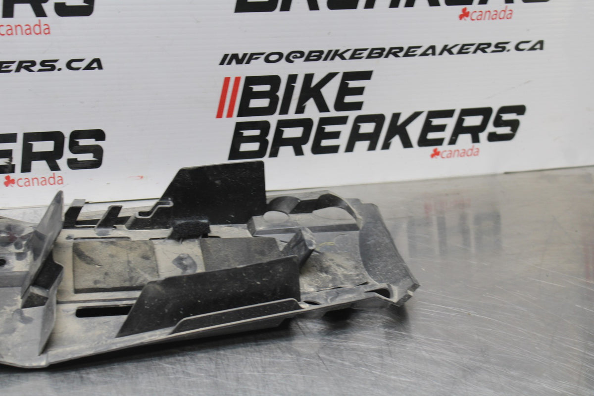 05-06 SUZUKI GSXR1000 REAR BACK TAIL UNDERTAIL BATTERY TRAY PLASTIC BB773