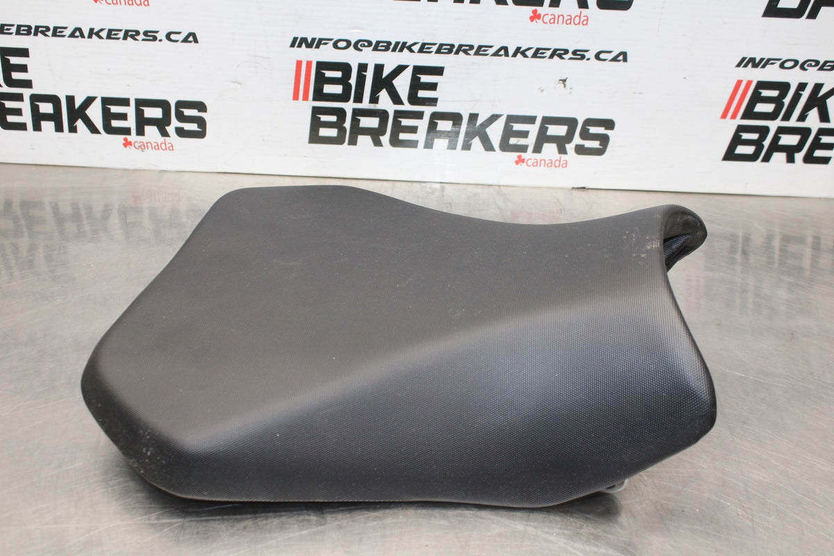 11-25 SUZUKI GSXR 600  FRONT DRIVERS SEAT PAD SADDLE PILLION BB830