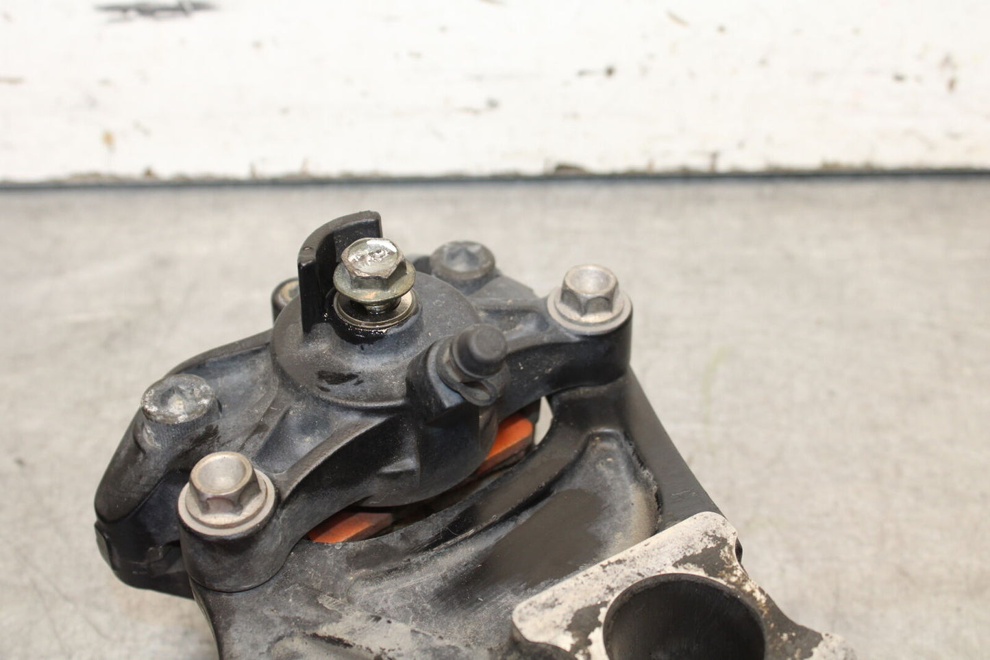 05-06 SUZUKI GSXR1000 REAR BRAKE CALIPER W MOUNT BRACKET 69100-29G20-999 BB663