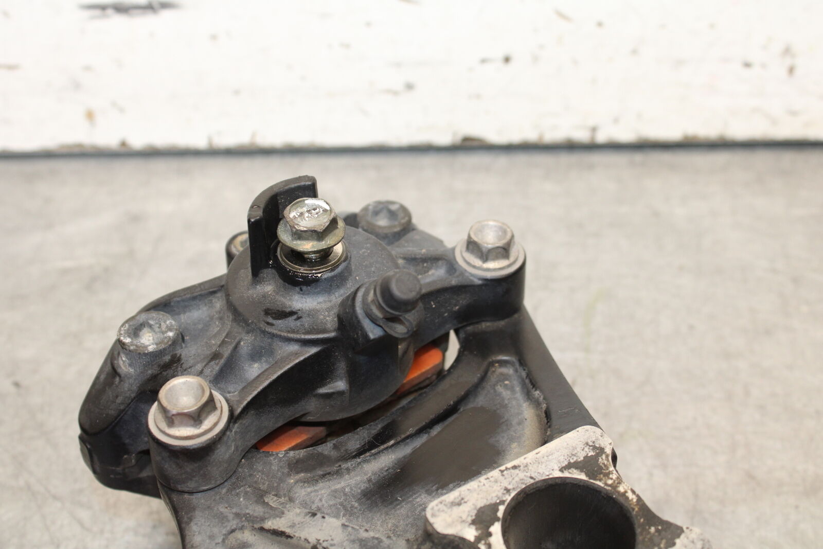 05-06 SUZUKI GSXR1000 REAR BRAKE CALIPER W MOUNT BRACKET 69100-29G20-999 BB663