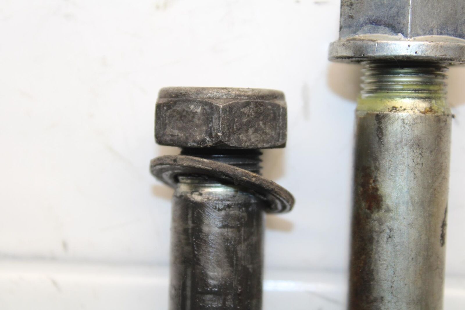 2000 Honda Super Hawk VTR1000F REAR AXLE BACK WHEEL RIM PIVOT BOLT AXEL BB577