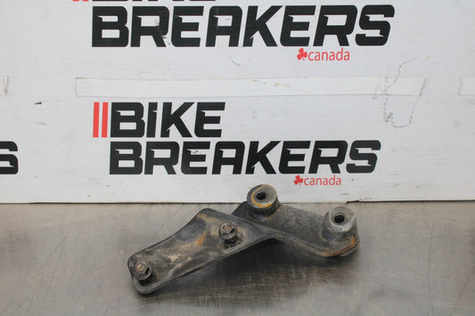 03 HONDA SHADOW SPIRIT 750 VT750DC MUFFLER EXHAUST PIPE BRACKET MOUNT BB907