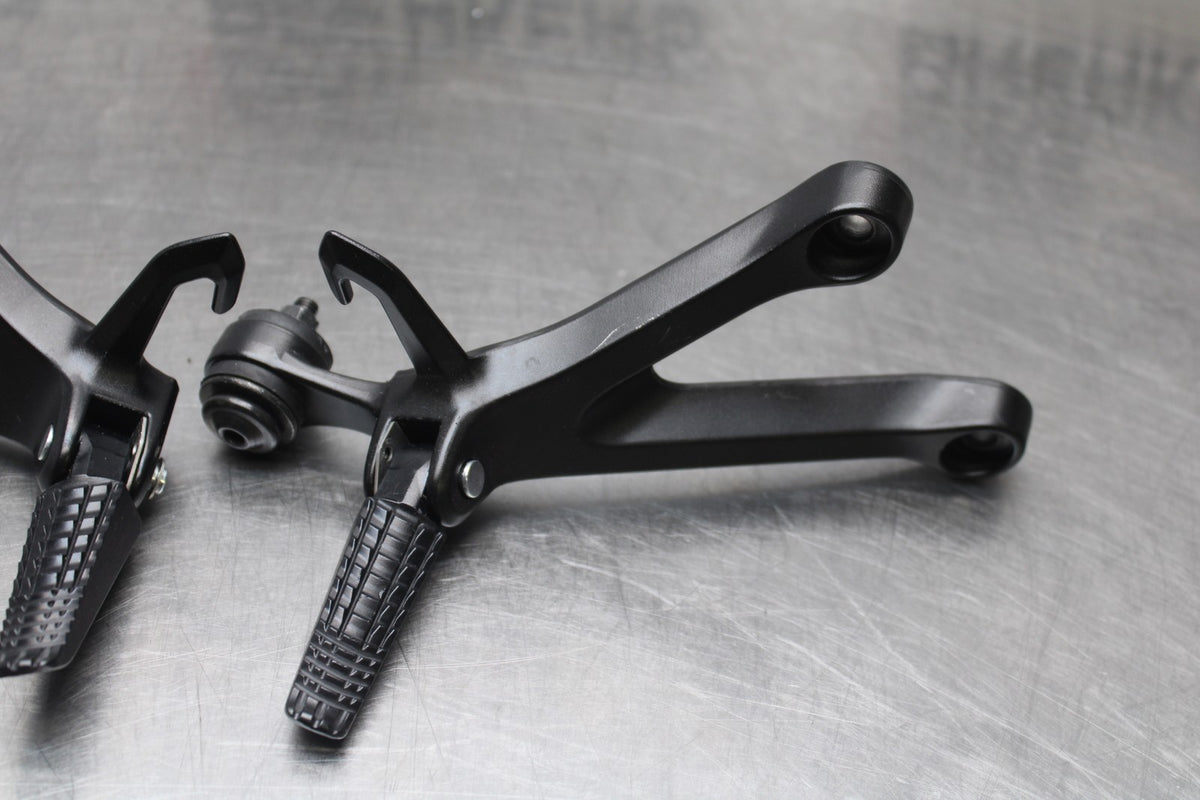 18 SUZUKI GSXR1000 REAR BACK PASSENGER PEG SET PAIR BB642