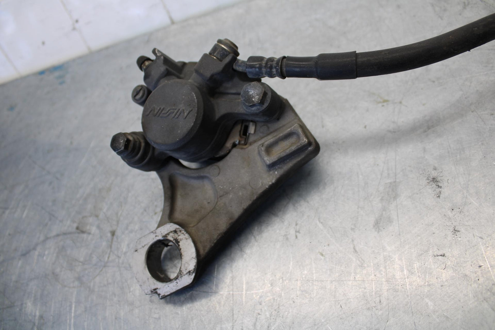 07-08 YAMAHA YZF R1 REAR BACK BRAKE CALIPER W MOUNT BRACKET BB439