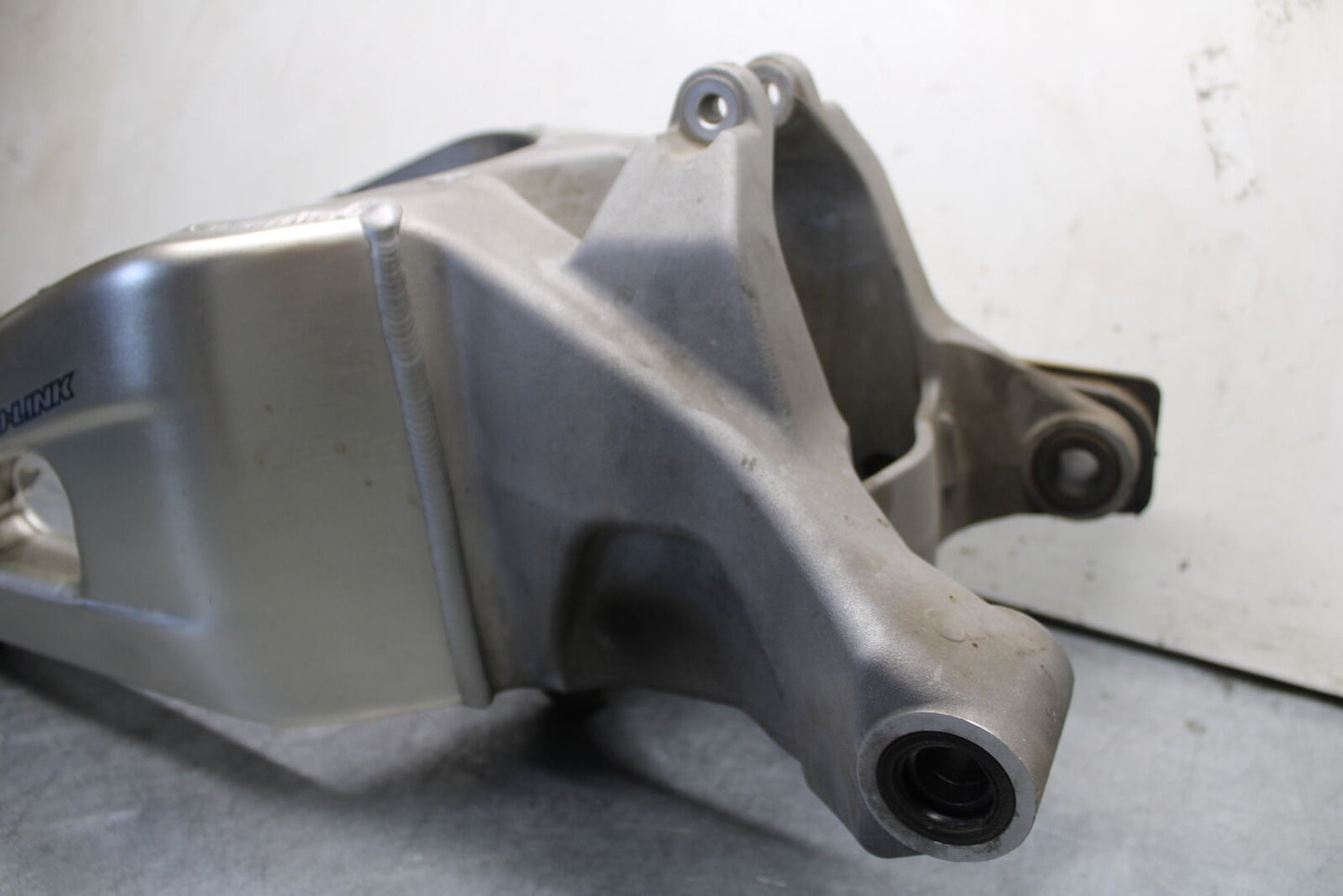 05-06 HONDA CBR600RR REAR SWINGARM SWING ARM 52200-MEE-D00  BB655