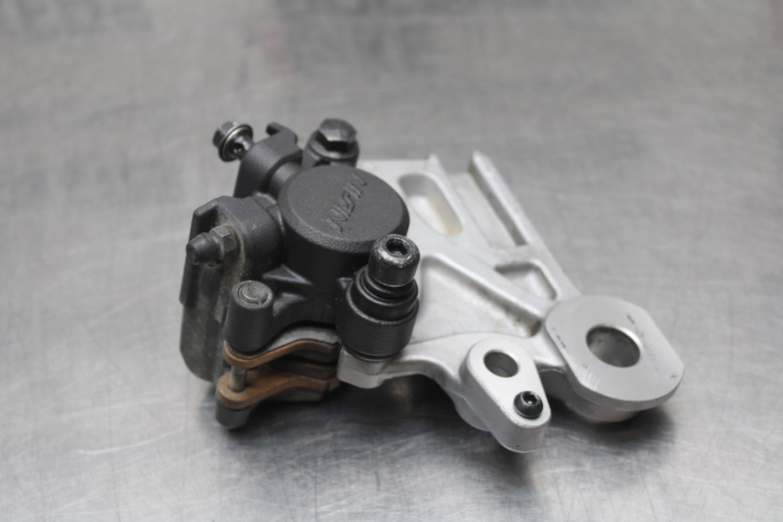 22-25 YAMAHA YZF R7 REAR BACK BRAKE CALIPER W MOUNT BRACKET BB769