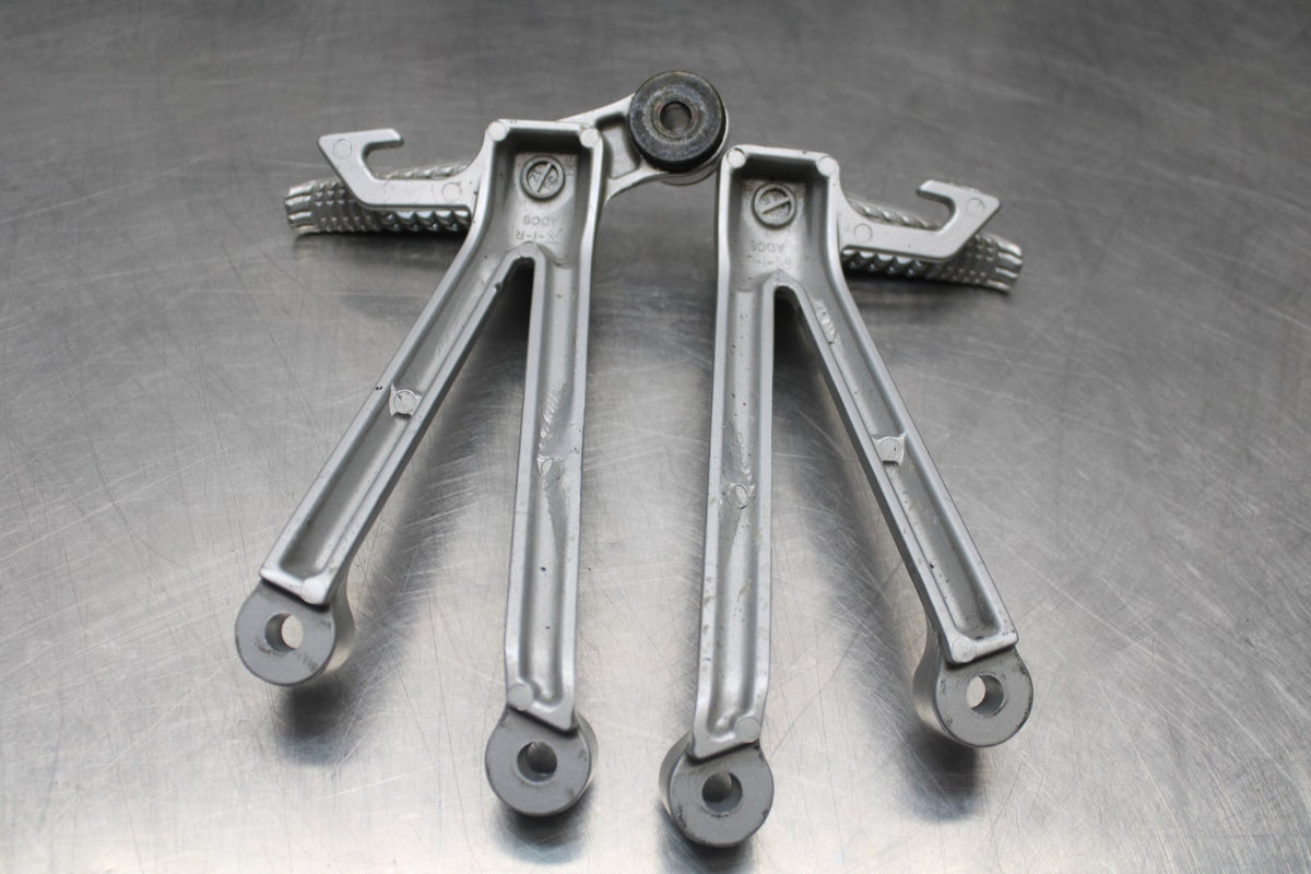 05-06 SUZUKI GSXR1000 REAR BACK PASSENGER PEG SET PAIR BB857