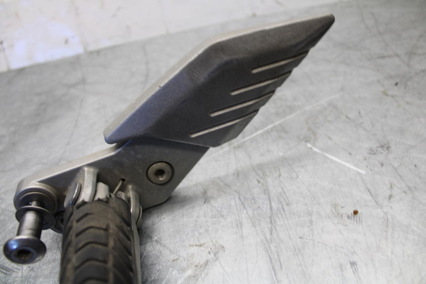 07-08 KAWASAKI CONCOURS 1400 ABS LEFT REARSET REAR SET DRIVER FOOT PEG  BB449