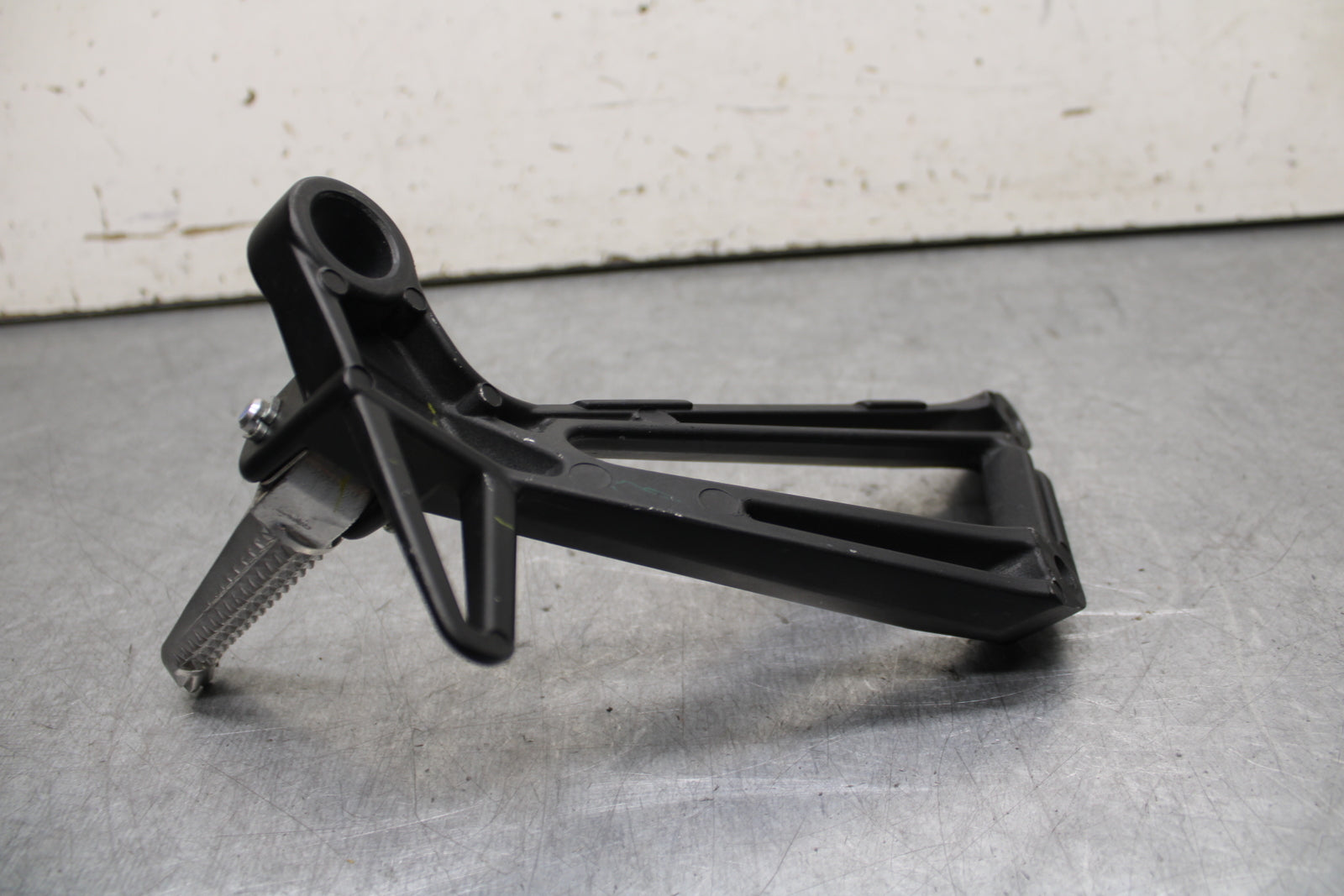 15-17 YAMAHA YZF R3 RIGHT REAR BACK PASSENGER PEG BB651