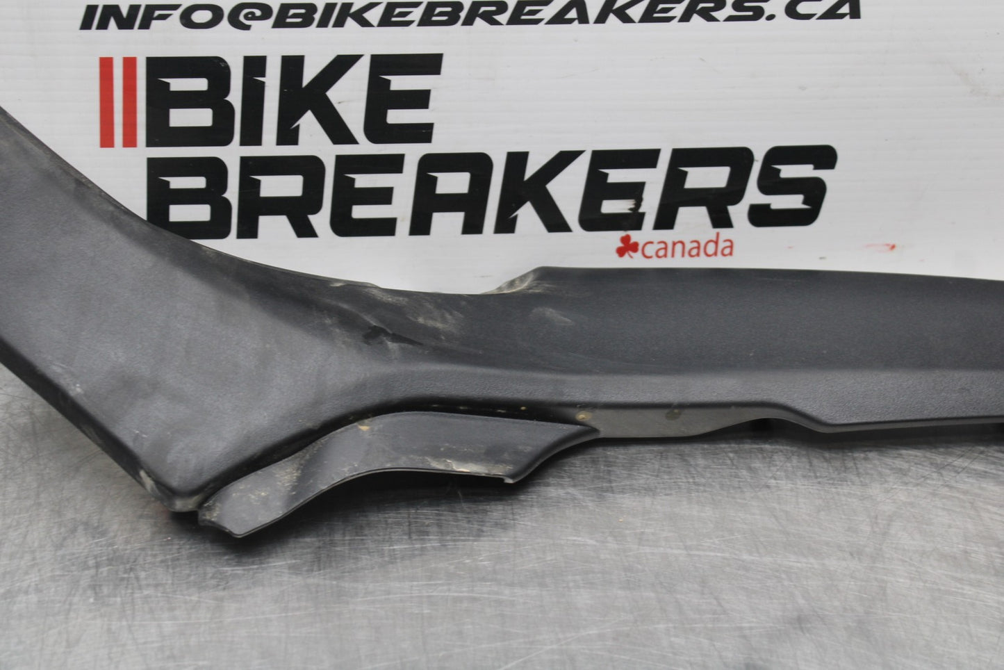 22-25 YAMAHA YZF R7 RIGHT FRONT SIDE SEAT SADDLE PANEL TRIM COWL FAIRING BB769