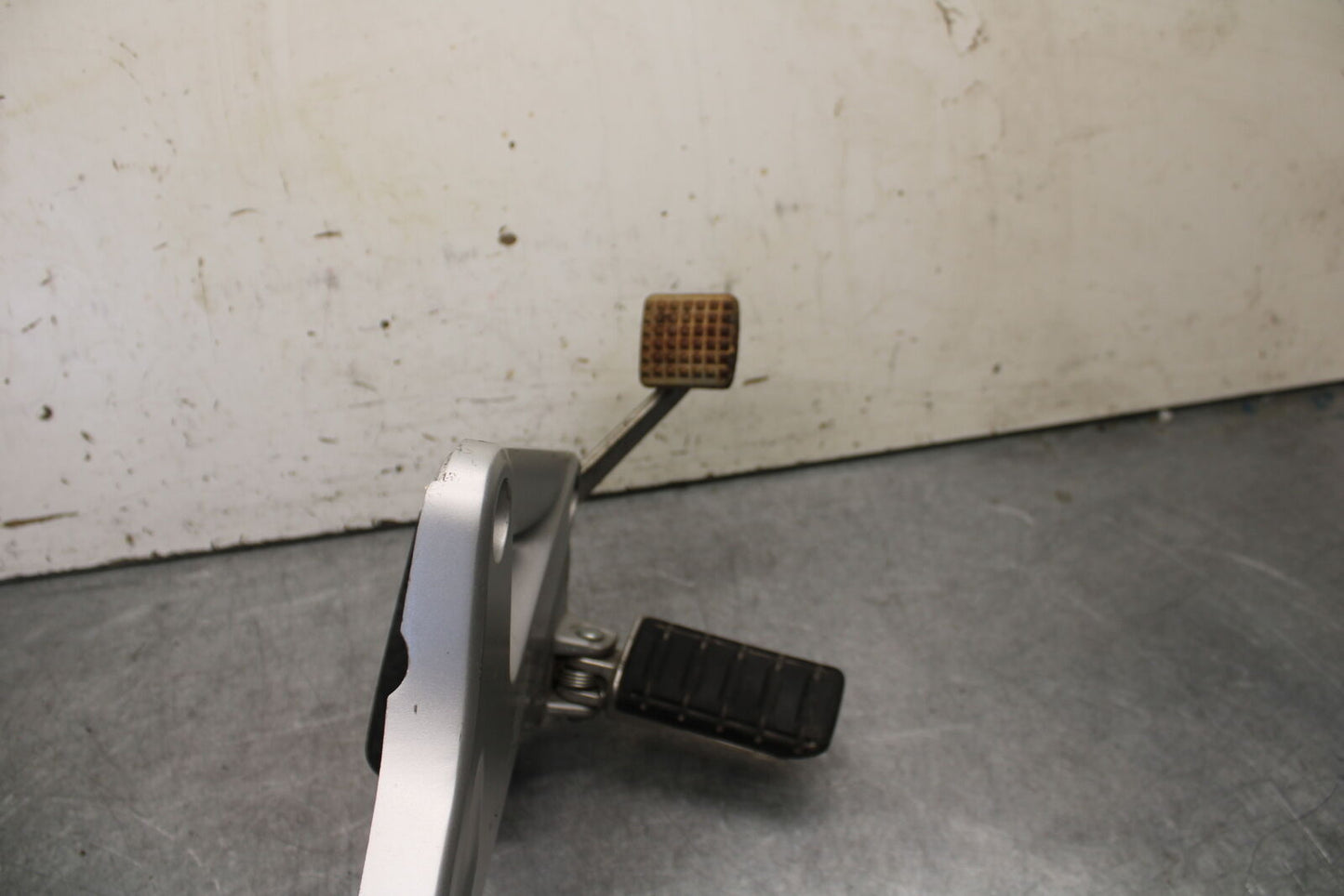 04-12 HONDA ST1300A RIGHT FRONT FOOT REST PEG STEP MOUNT BRACKET BB669