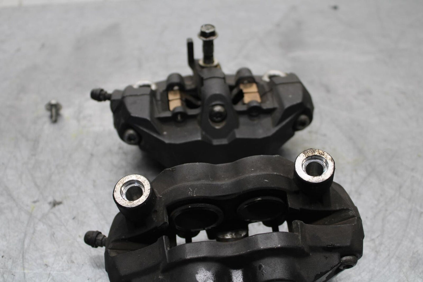 2006 Suzuki GSXR600 RIGHT LEFT FRONT BRAKE CALIPER SET PAIR CALIPERS  BB447