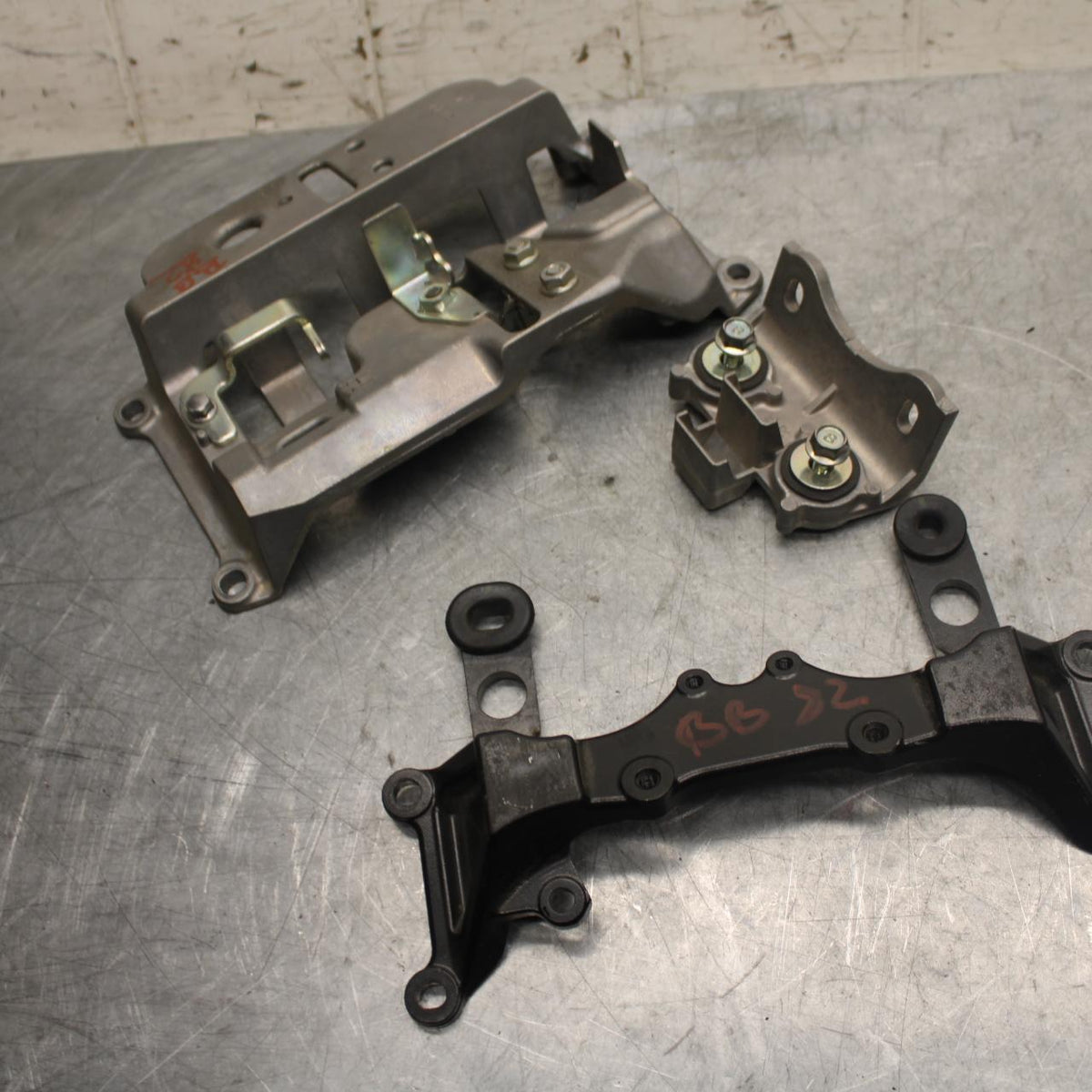 2015 Yamaha FJ09 SEAT MOUNTING BRACKET MOUNT BB41