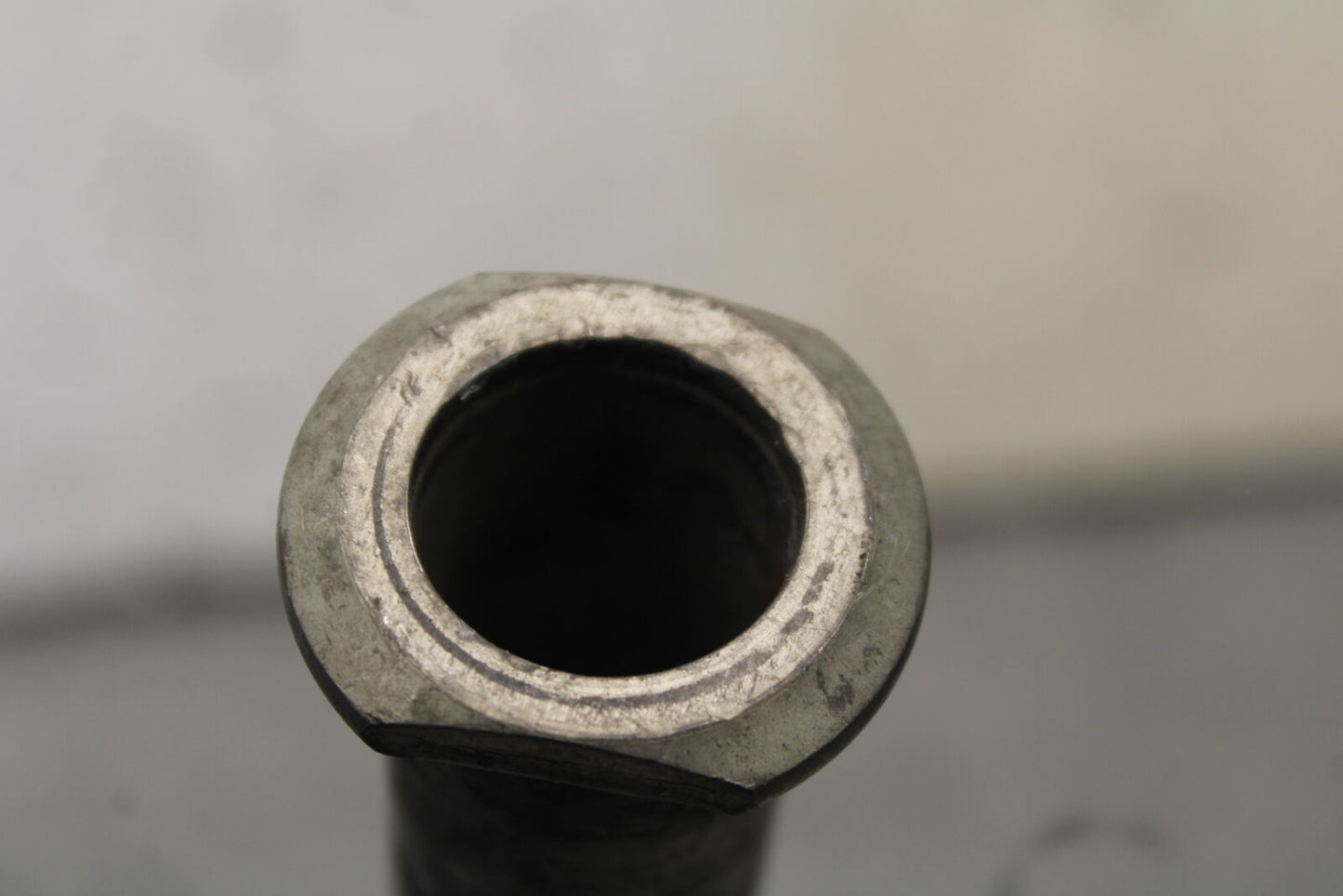 05-06 SUZUKI GSXR1000 REAR AXLE BACK WHEEL RIM PIVOT BOLT AXEL 64711-33E30 BB677