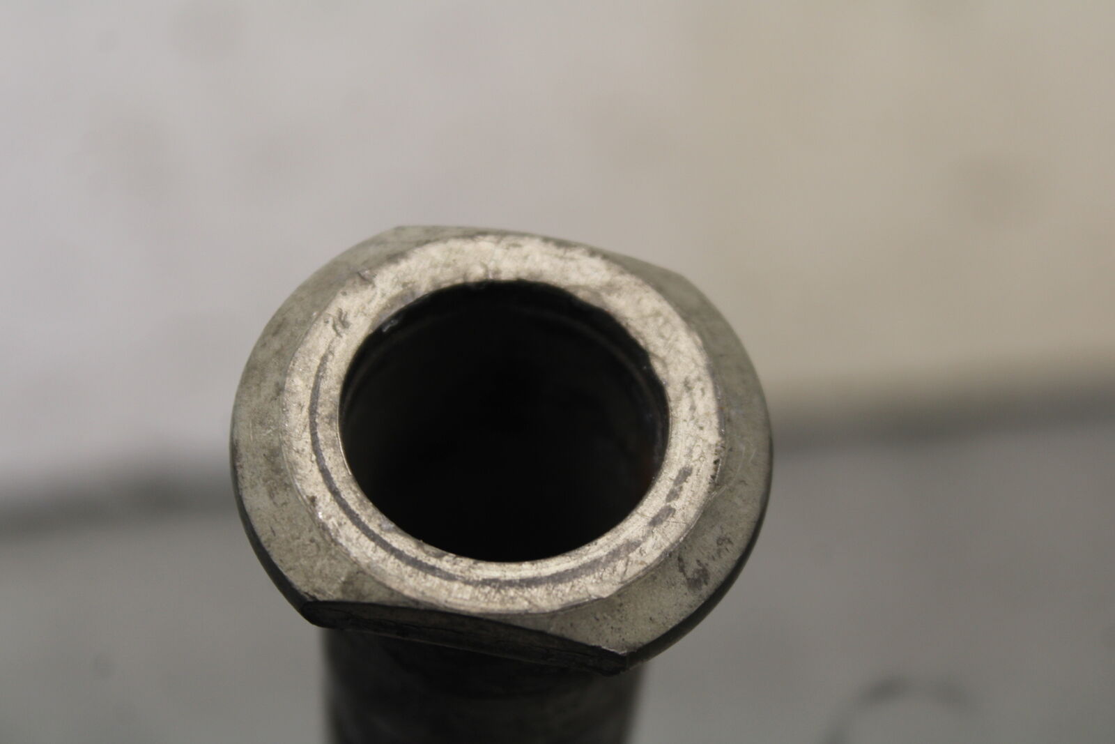 05-06 SUZUKI GSXR1000 REAR AXLE BACK WHEEL RIM PIVOT BOLT AXEL 64711-33E30 BB677