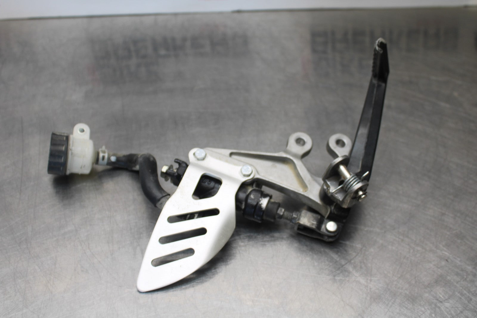 11-22 SUZUKI GSXR 600  RIGHT REARSET REAR SET DRIVER FOOT PEG REST STOP BB193