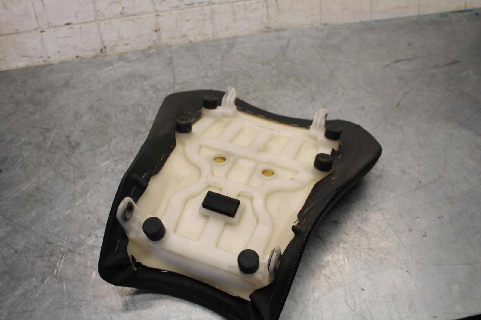 2017 Suzuki GSXR600 FRONT DRIVERS SEAT PAD SADDLE PILLION 45100-14J10-DW2 BB527