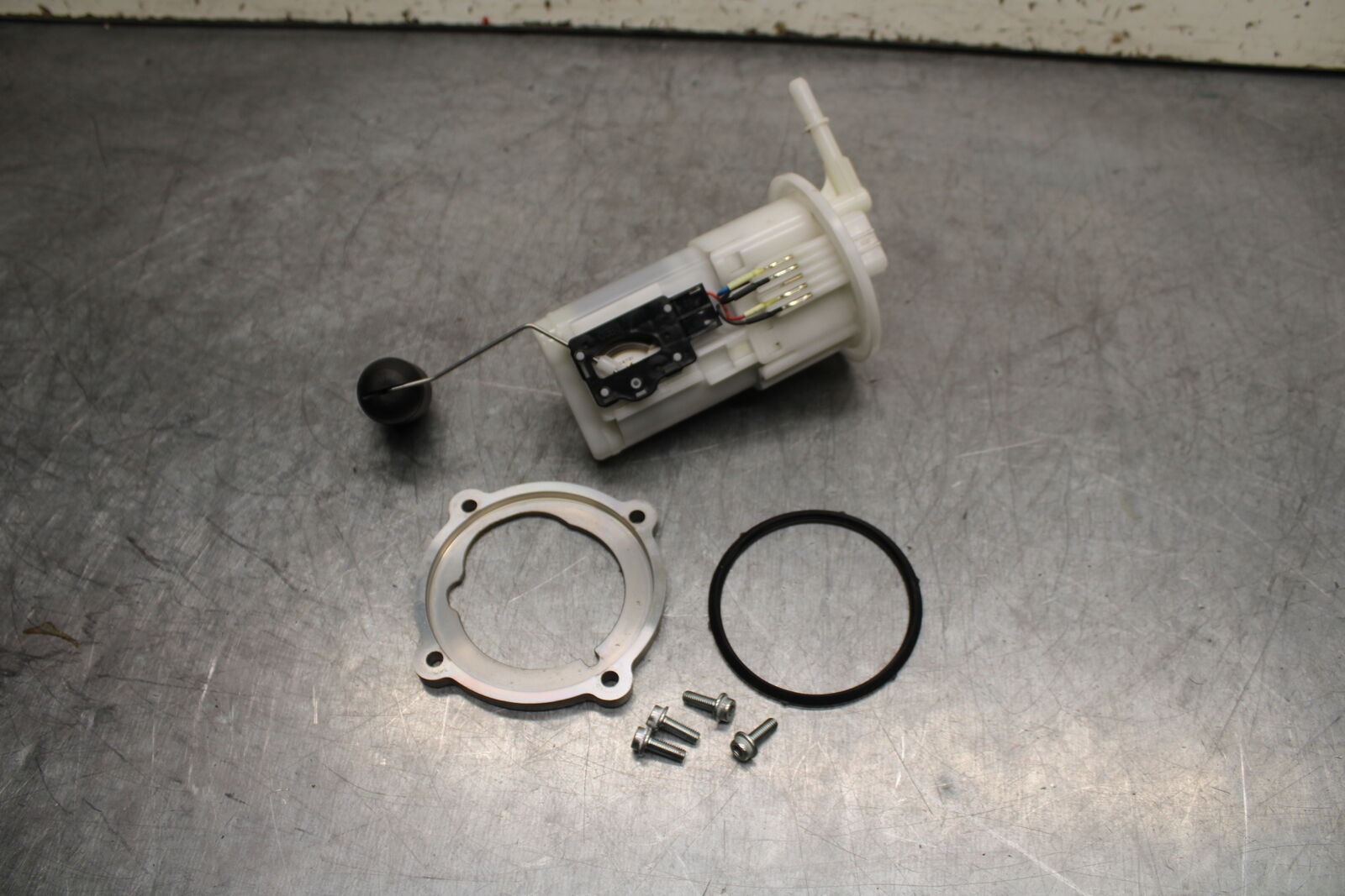 22-24 YAMAHA XSR900 FUEL PUMP GAS PETROL SENDER UNIT BB710
