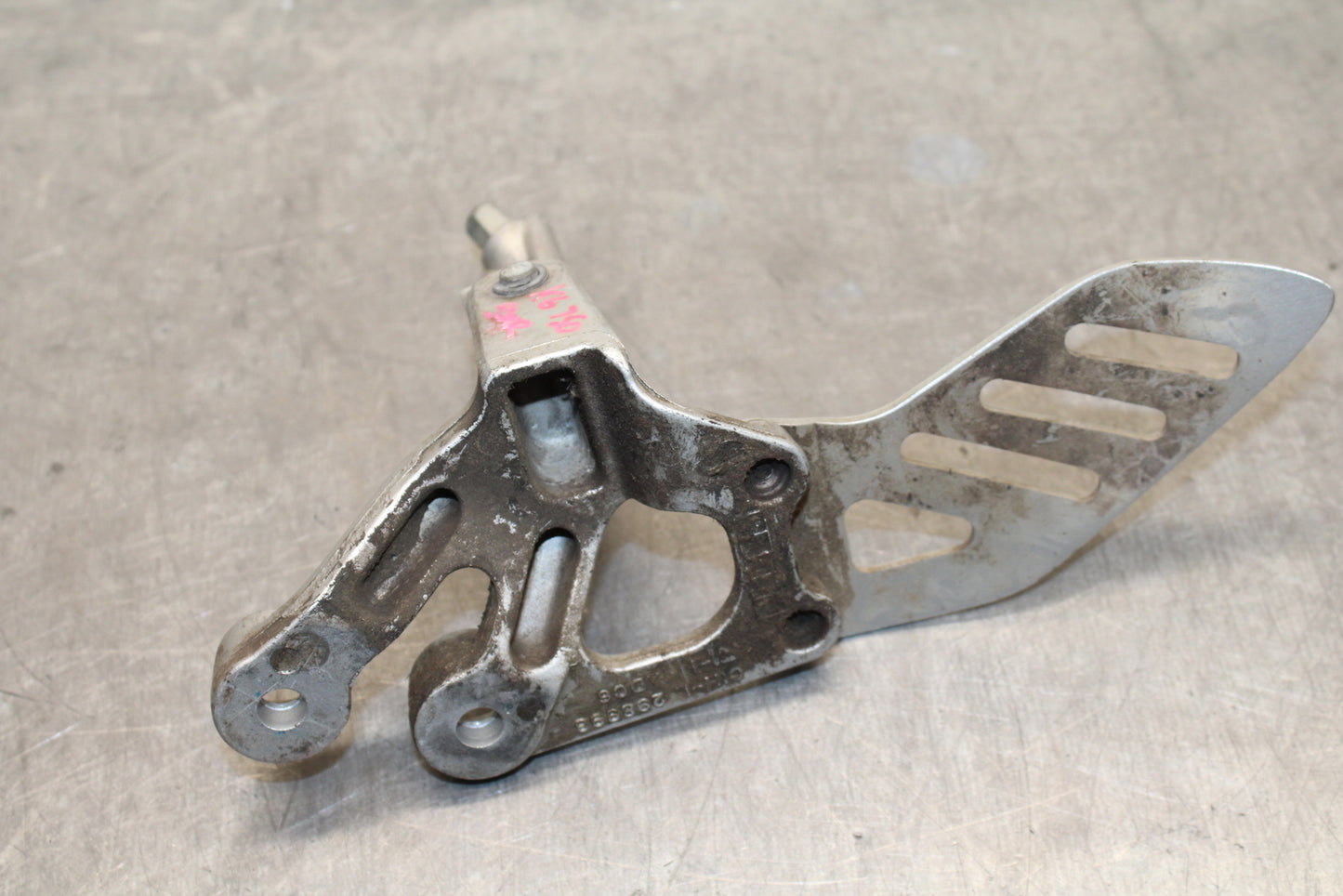 06-07 SUZUKI GSXR750 LEFT REARSET REAR SET DRIVER FOOT PEG REST STOP BB132